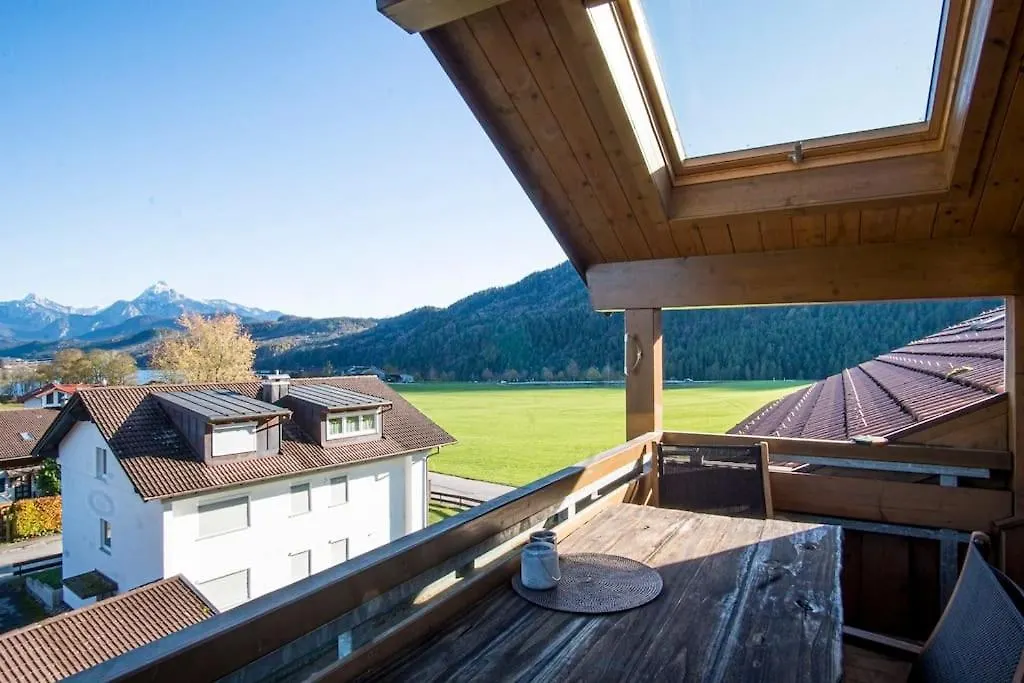 Luxury Living Near Weissensee +Balcony +Netflix Fussen Apartment